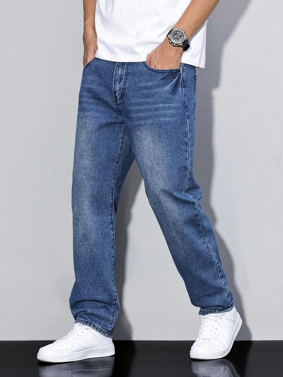 Løs pasform og lige ben gør disse herre jeans til hverdagsfavoritten blandt herretøj.