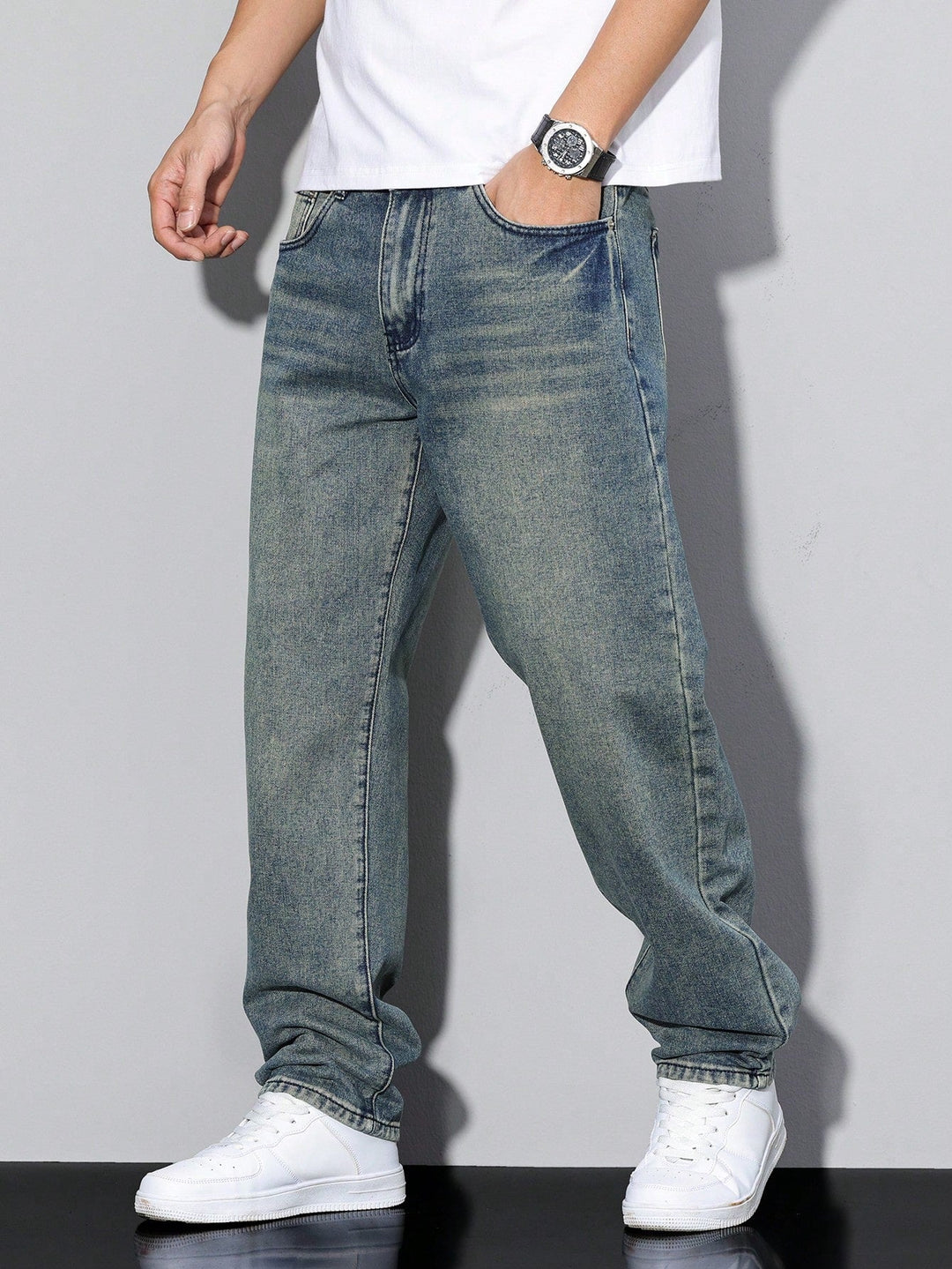Elegante ensfarvede herre jeans med behagelig pasform, ideelle for afslappet look.