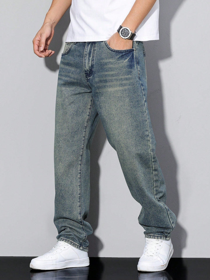 Elegante ensfarvede herre jeans med behagelig pasform, ideelle for afslappet look.
