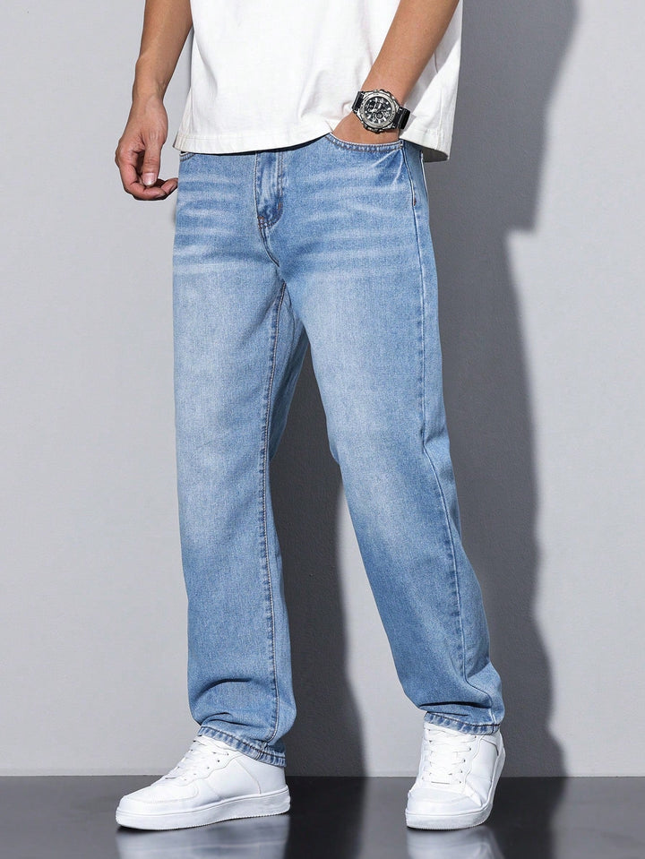 Ensfarvede jeans til mænd, velegnede til alle årstider og lejligheder.