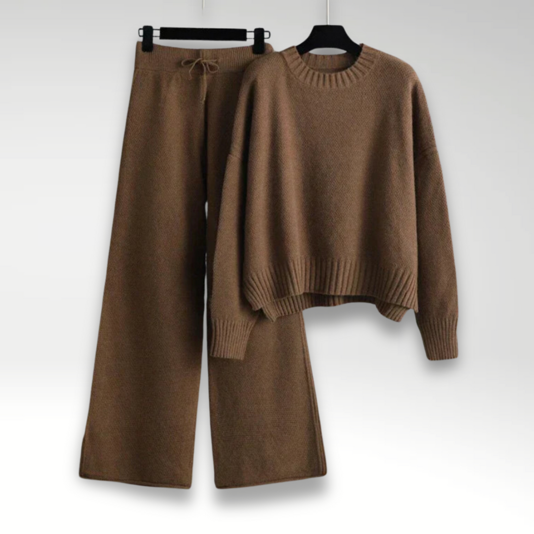 Ensfarvet strikket damesæt med langærmet sweater og brede bukser. Komfortabelt to-delt lounge sæt til damer.