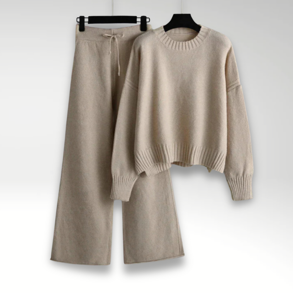 Model iført blødt strikket damesæt med afslappet sweater og løse, brede bukser. Ideelt hverdagssæt til kvinder.