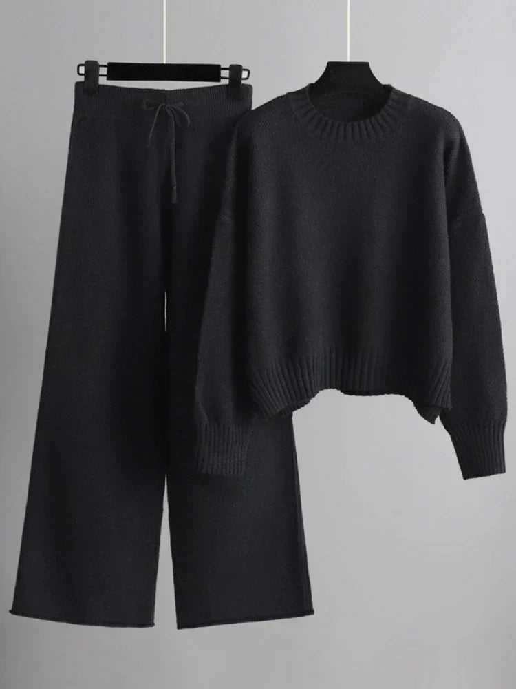 Komfortabel og stilfuld strikket sweater fra to-delt damesæt. En del af et afslappet lounge sæt til dame mode.