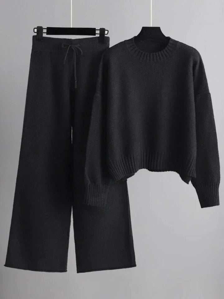 Komfortabel og stilfuld strikket sweater fra to-delt damesæt. En del af et afslappet lounge sæt til dame mode.