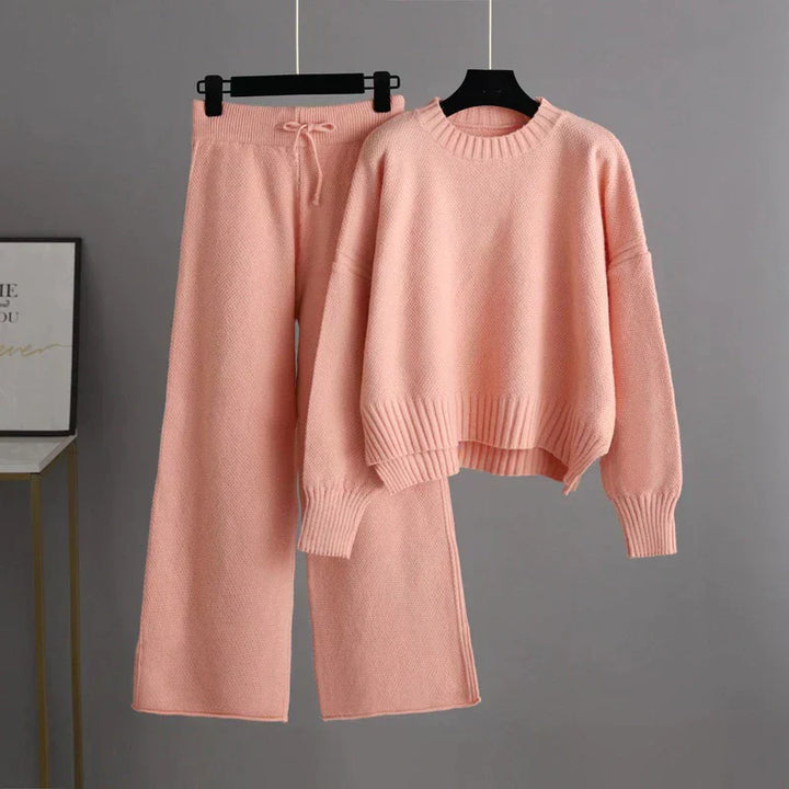 Komplet strikket damesæt med sweater og brede bukser. Et ensfarvet to-delt sæt, der kombinerer stil og afslapning.