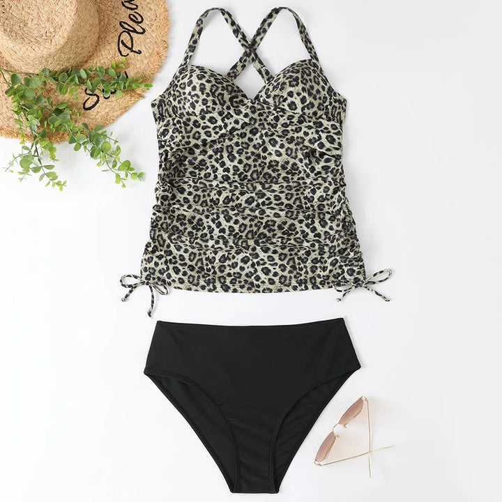 "Ensfarvet V-hals tankini sæt, elegant og minimalistisk design, perfekt til sommerens badedage."