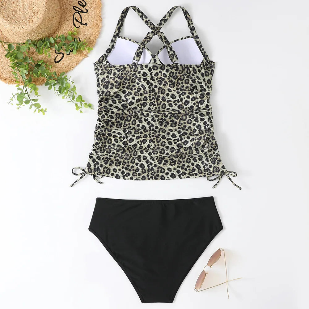 "Ensfarvet V-hals tankini sæt, elegant og minimalistisk design, perfekt til sommerens badedage."
