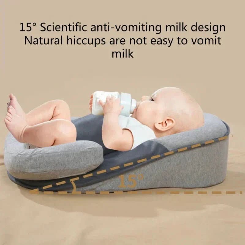 Blød antireflux babypude i bomuld/polyester til nyfødte, giver komfort og støtte til søvn.