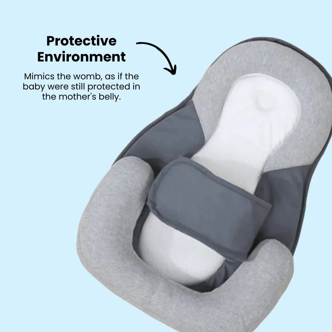 Hvid ergonomisk antireflux pude for spædbarns komfort i sengen. Essentiel for rolig søvn.