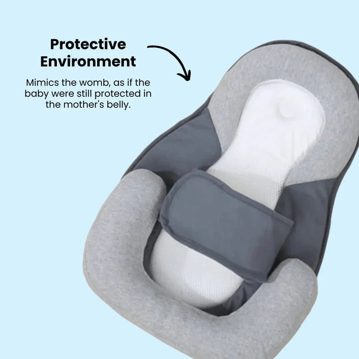 Hvid ergonomisk antireflux pude for spædbarns komfort i sengen. Essentiel for rolig søvn.