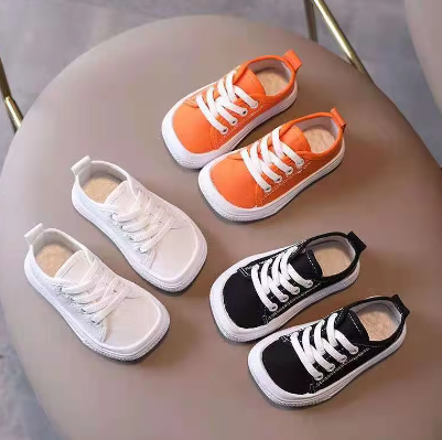 Fleksible og ergonomiske børnesneakers i blødt materiale, perfekt til piger og drenge.