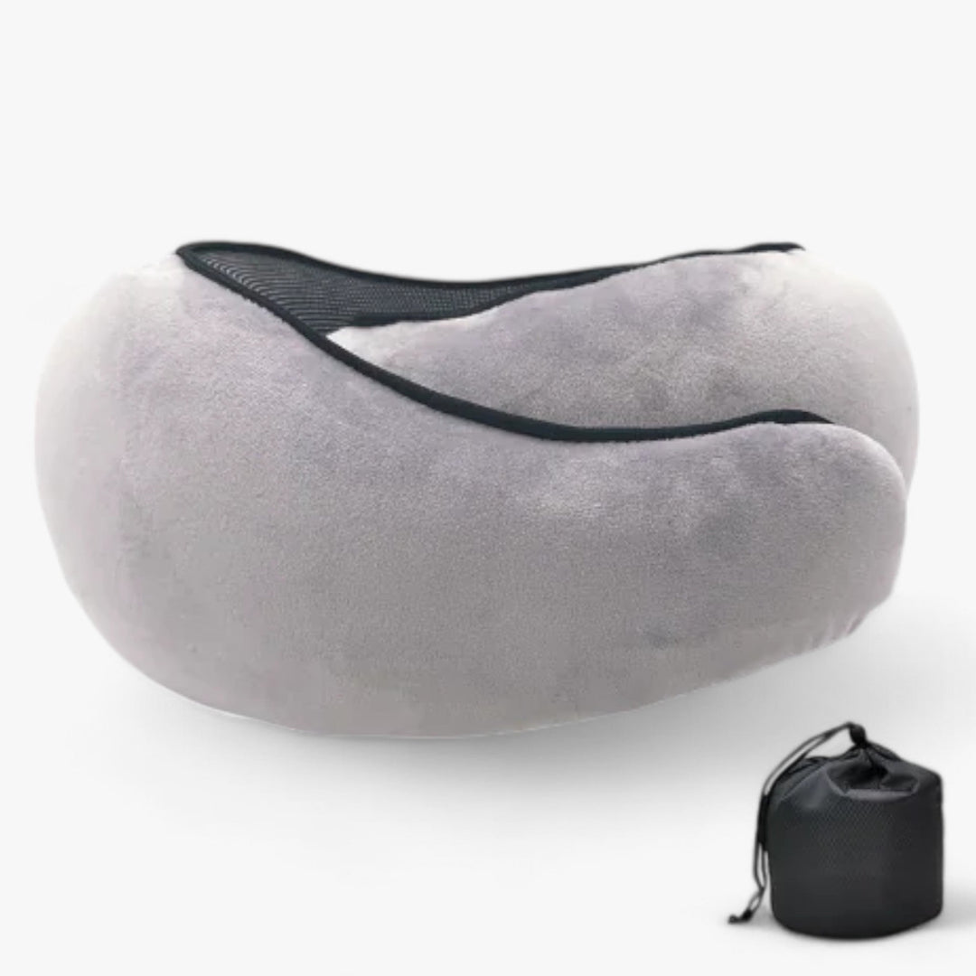 "Ergonomisk rejsepude i lysegrå memory foam for optimal nakkestøtte og komfort på rejser, med medfølgende opbevaringspose."
