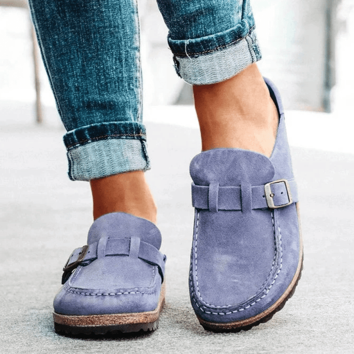 Ergonomiske kvinde sandaler med komfortabel memory foam sål og elegant ruskindsfinish i flere farver.