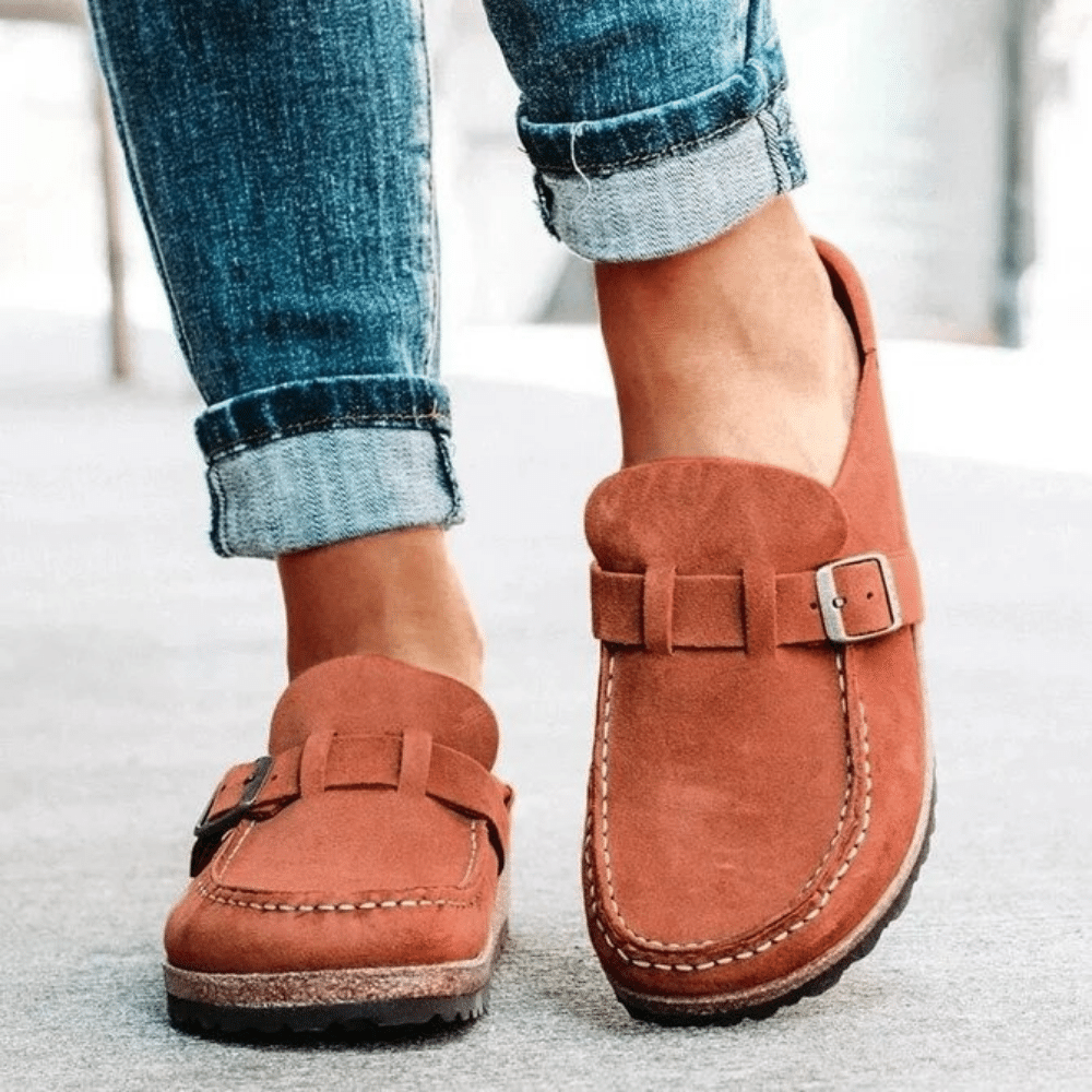 Ergonomiske kvinde sandaler med komfortabel memory foam sål og elegant ruskindsfinish i flere farver.