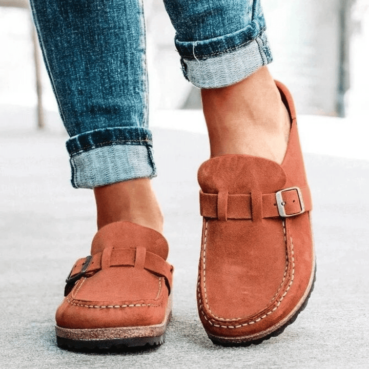 Ergonomiske kvinde sandaler med komfortabel memory foam sål og elegant ruskindsfinish i flere farver.