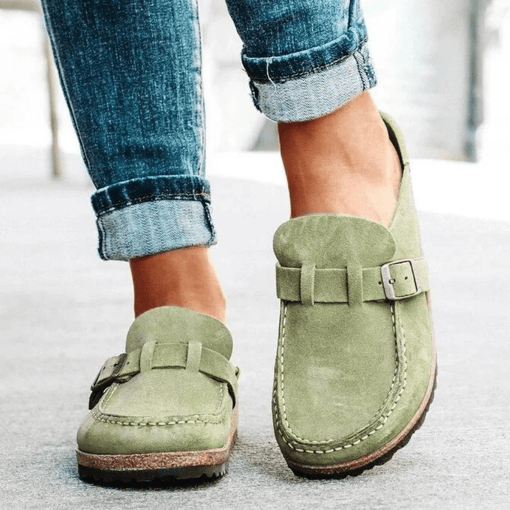 Ergonomiske kvinde sandaler med komfortabel memory foam sål og elegant ruskindsfinish i flere farver.
