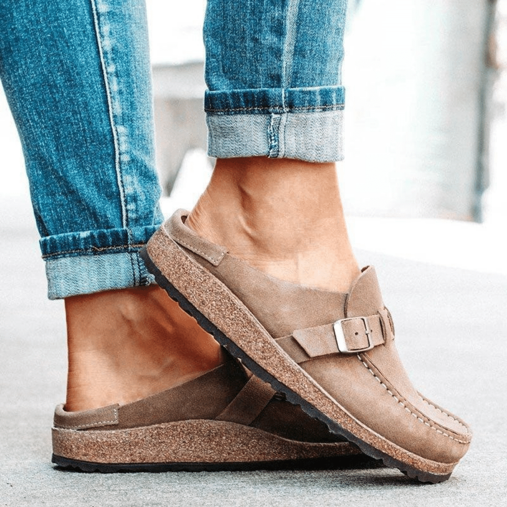 Ergonomiske kvinde sandaler med komfortabel memory foam sål og elegant ruskindsfinish i flere farver.