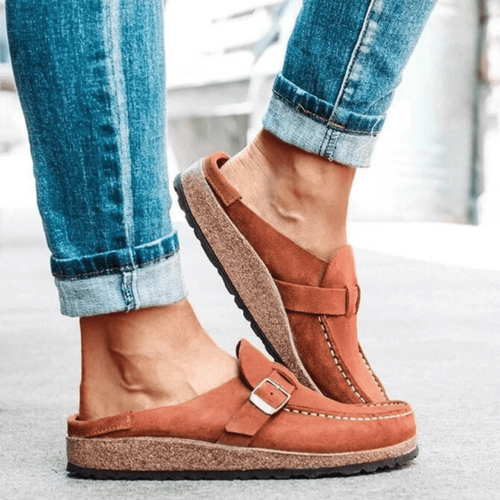 Ergonomiske kvinde sandaler med komfortabel memory foam sål og elegant ruskindsfinish i flere farver.