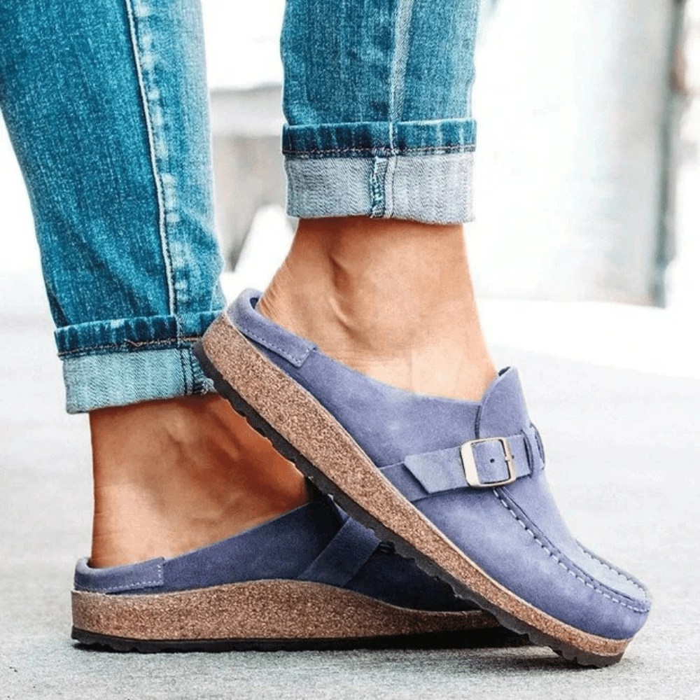 Ergonomiske kvinde sandaler med komfortabel memory foam sål og elegant ruskindsfinish i flere farver.