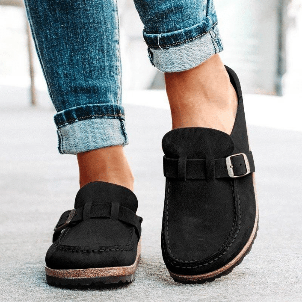 Ergonomiske kvinde sandaler med komfortabel memory foam sål og elegant ruskindsfinish i flere farver.