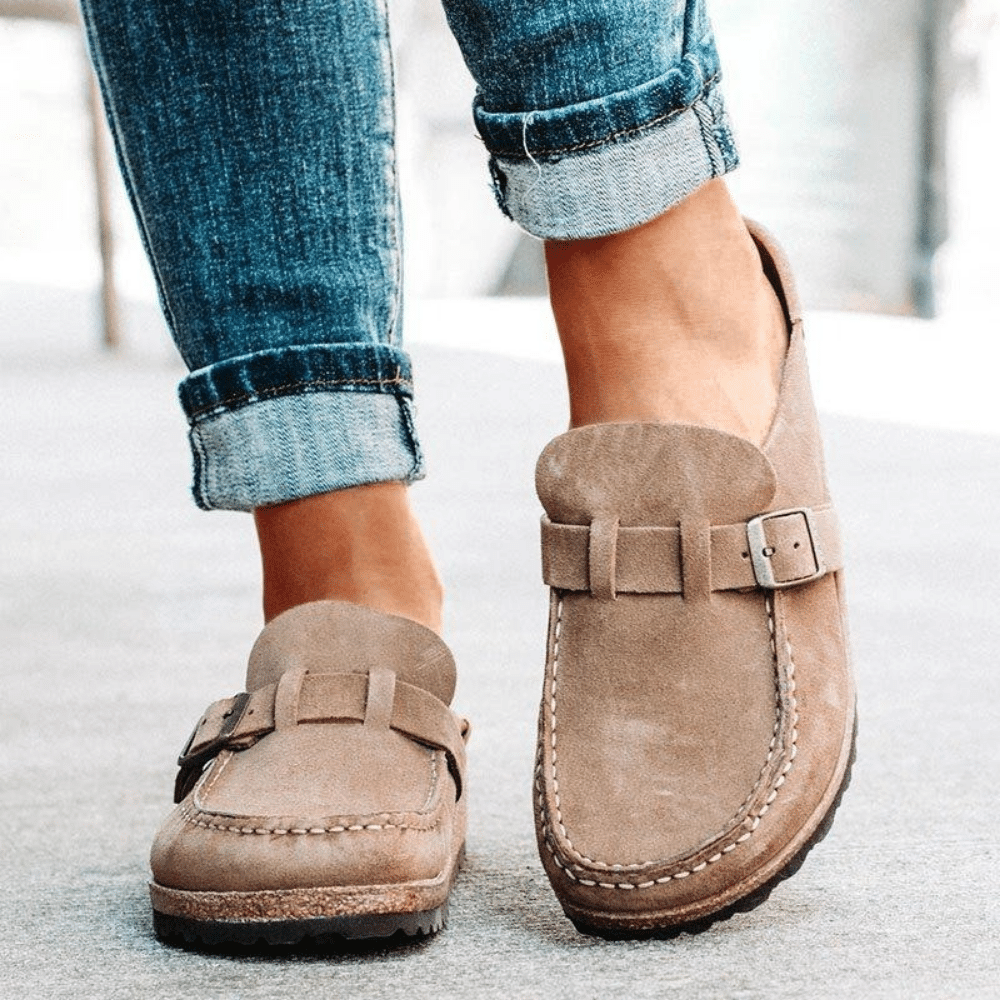 Ergonomiske kvinde sandaler med komfortabel memory foam sål og elegant ruskindsfinish i flere farver.