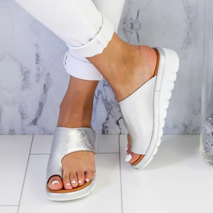 "Ergonomiske læder dame slippers i sort med justerbare stropper, designet til komfort og optimal støtte."
