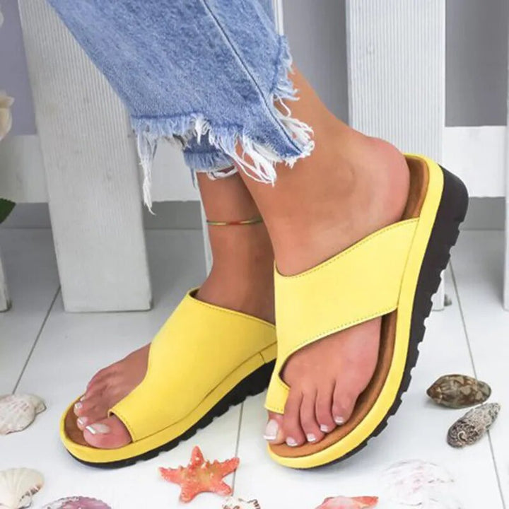 "Ergonomiske læder dame slippers i sort med justerbare stropper, designet til komfort og optimal støtte."