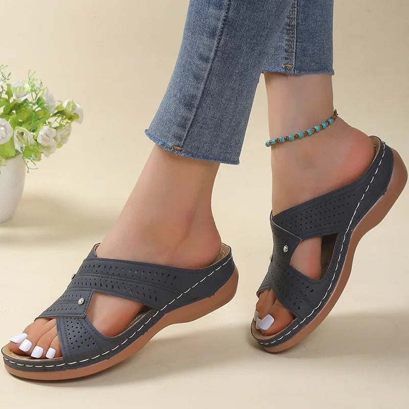 Ergonomiske sommersandaler i elegant design med justerbare stropper, ideelle til komfort og stil for kvinder.