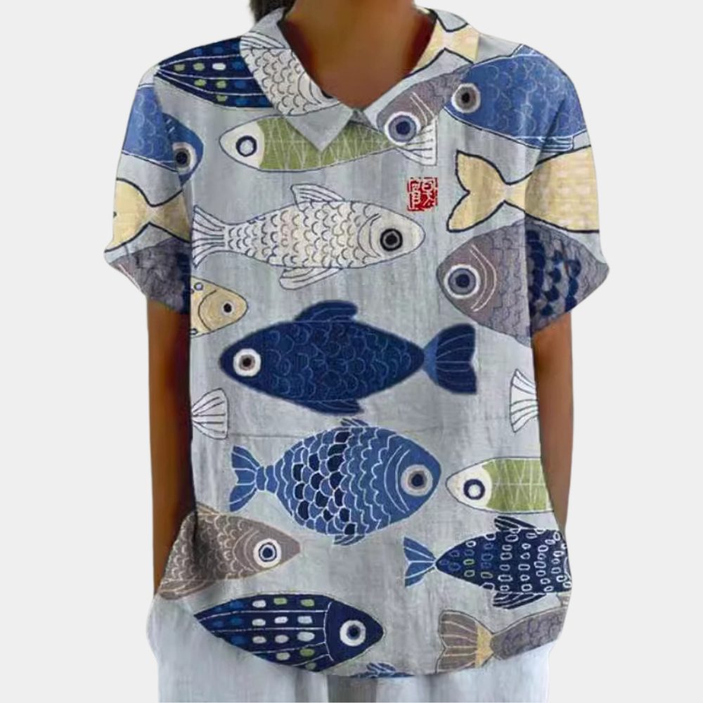 Farverig damebluse med smukt blomstermønster, korte ærmer og rund hals, perfekt til et stilfuldt hverdagslook.