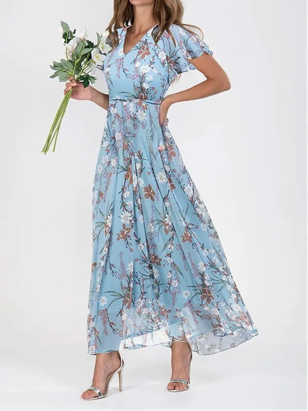 Kvinders farverige sommerkjole, elegant og luftig. En must-have til sommerens mange anledninger.
