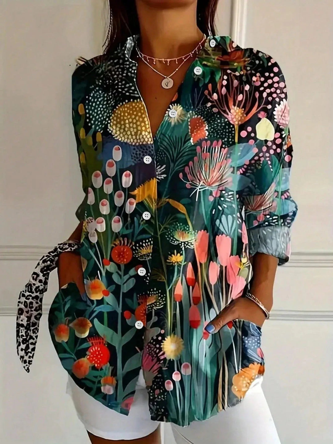 Alsidig og komfortabel damebluse med levende farverigt print, perfekt til enhver lejlighed.