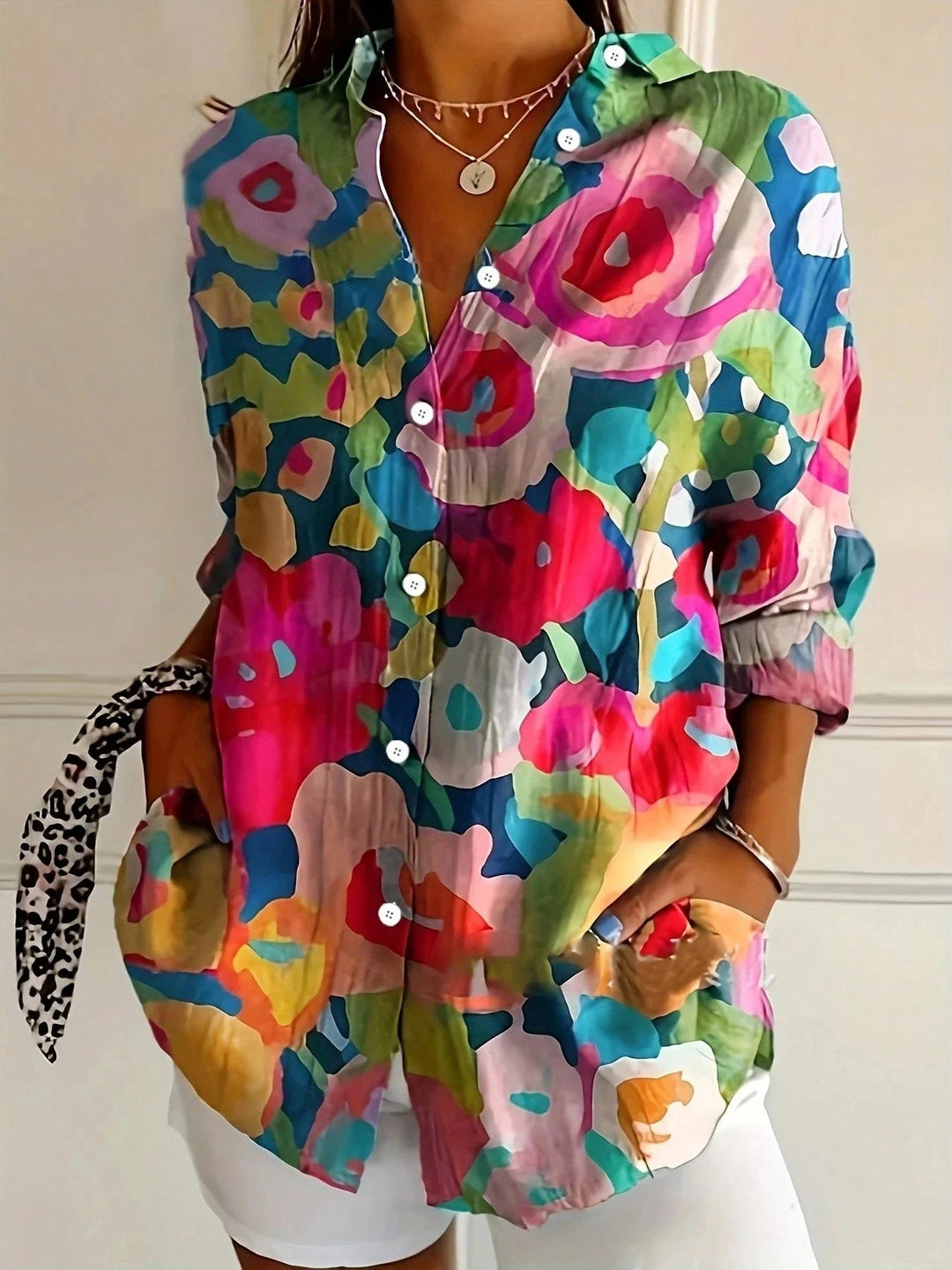Plus size damebluse med farverigt, legende print, komfortabel pasform og stilfuldt design til kvinder.