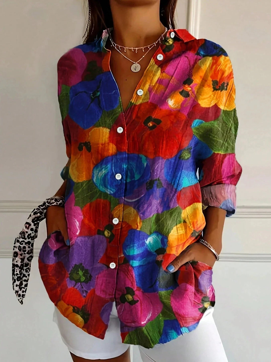 Livlig farverig bluse til kvinder med unikt legende print, fremhæver personlig stil og komfort.