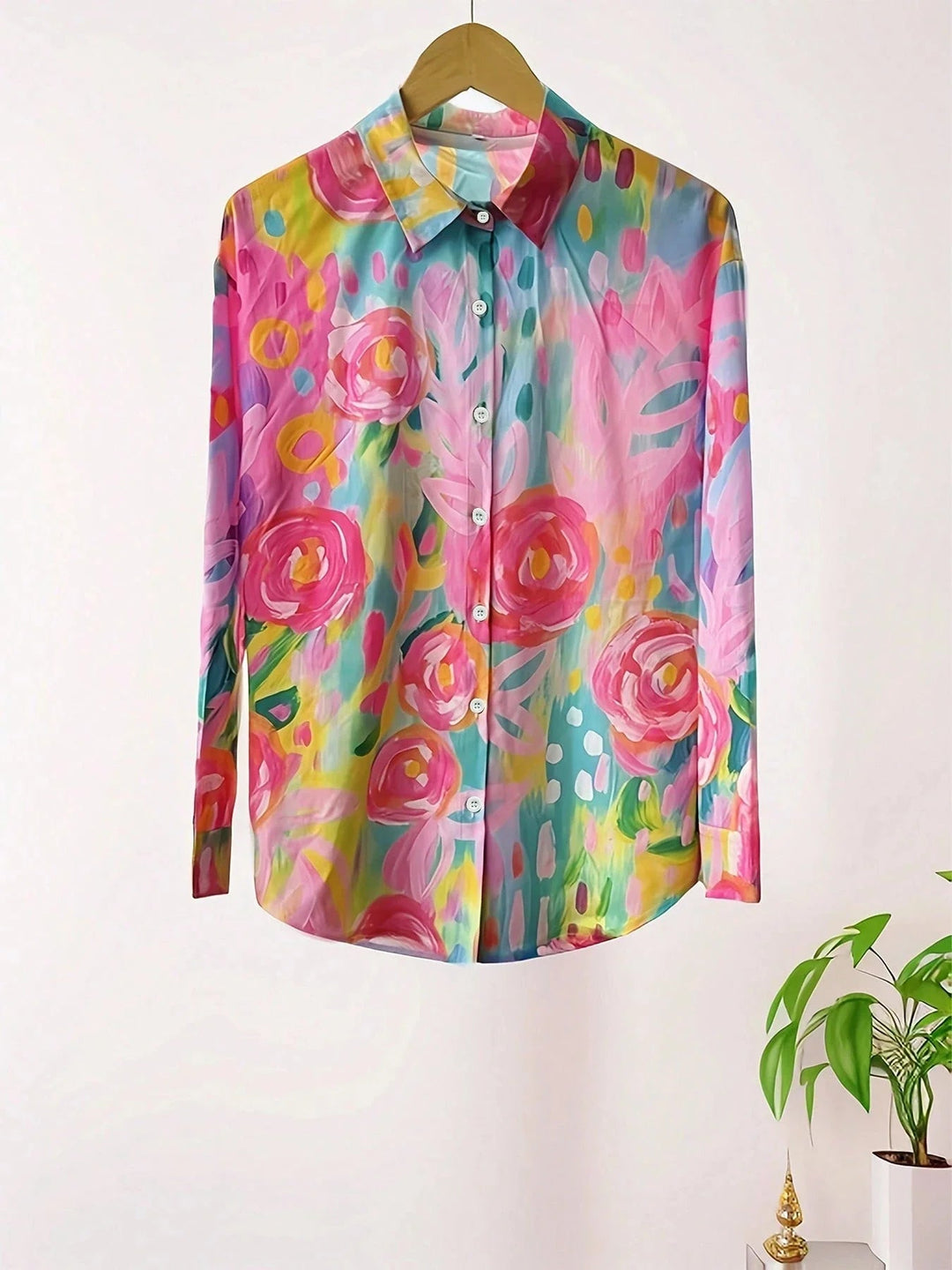 Stilfuld og moderne kvindebluse med farverigt, mønstret print, ideel til både fest og hverdag.