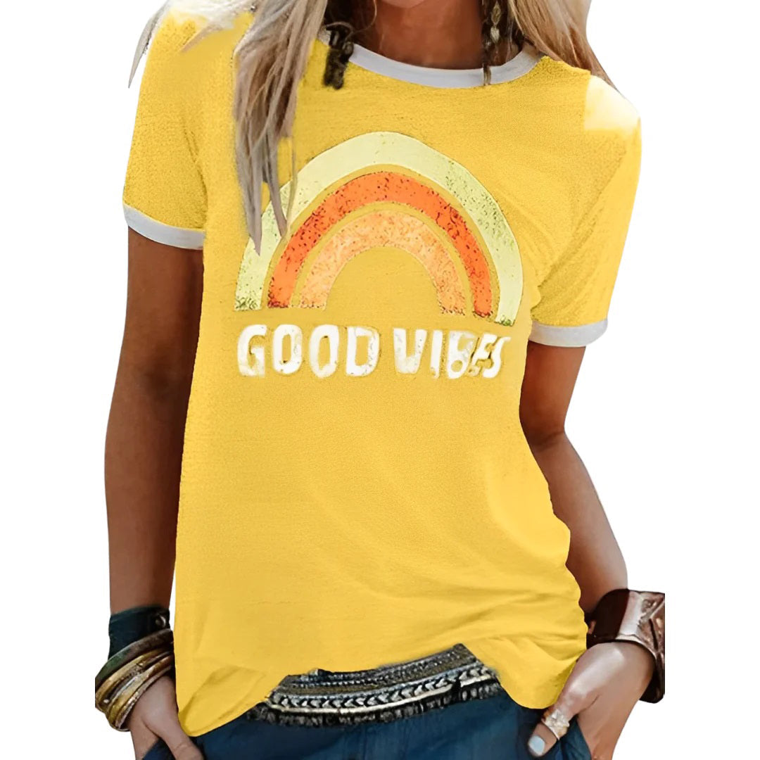 Farverig grafisk dame t-shirt med løs pasform, ideel til afslappet sommer og hverdagsbrug.