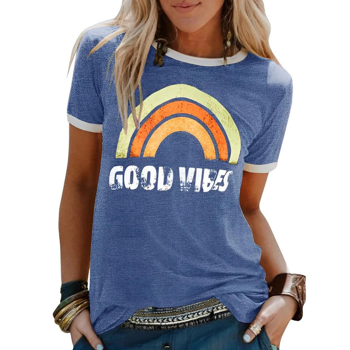 Komfortabel dame t-shirt med levende grafisk print, perfekt til modebevidst afslappet sommerstil.