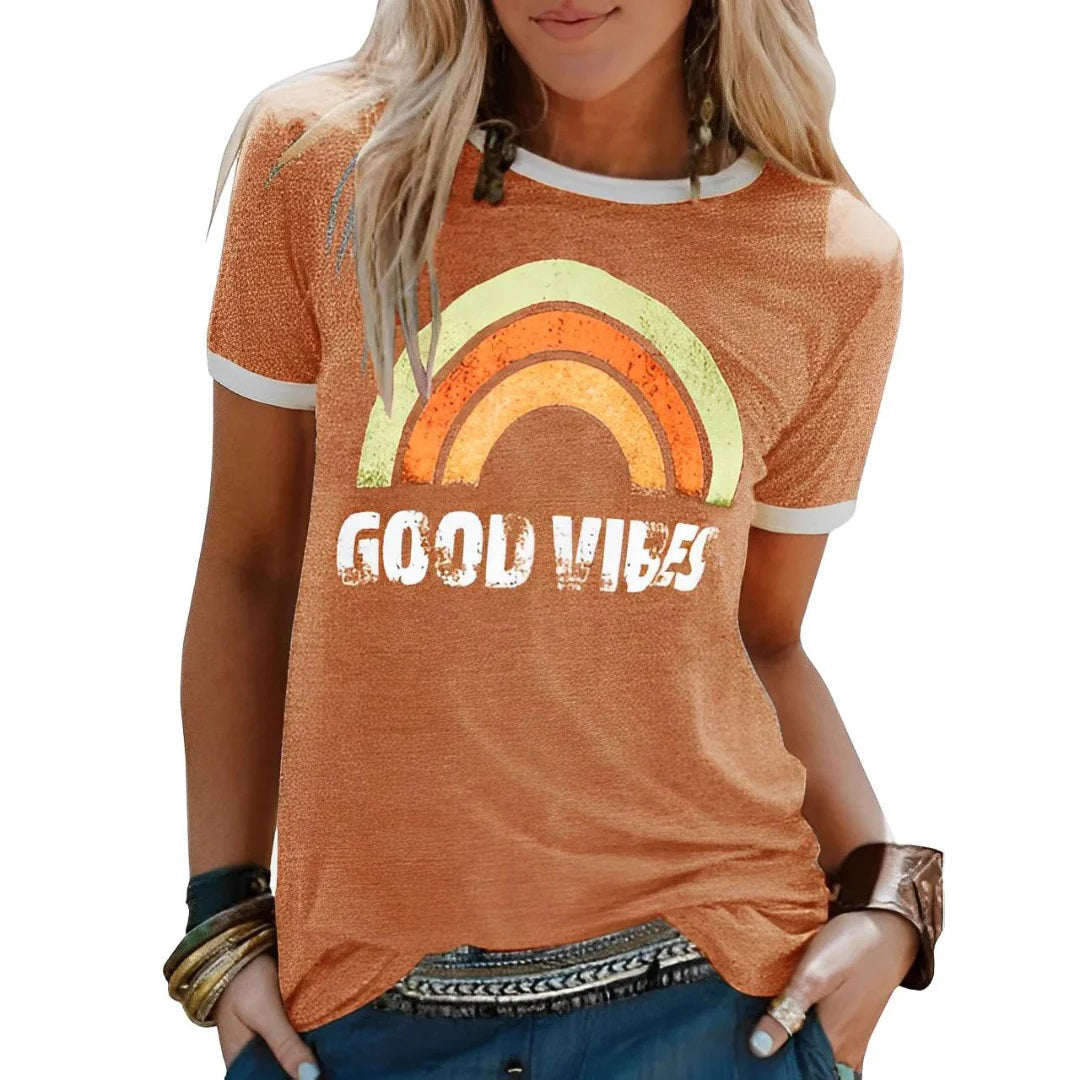 Stilfuld afslappet t-shirt til damer med unikt farverigt print, velegnet til sommer og hverdagsbrug.