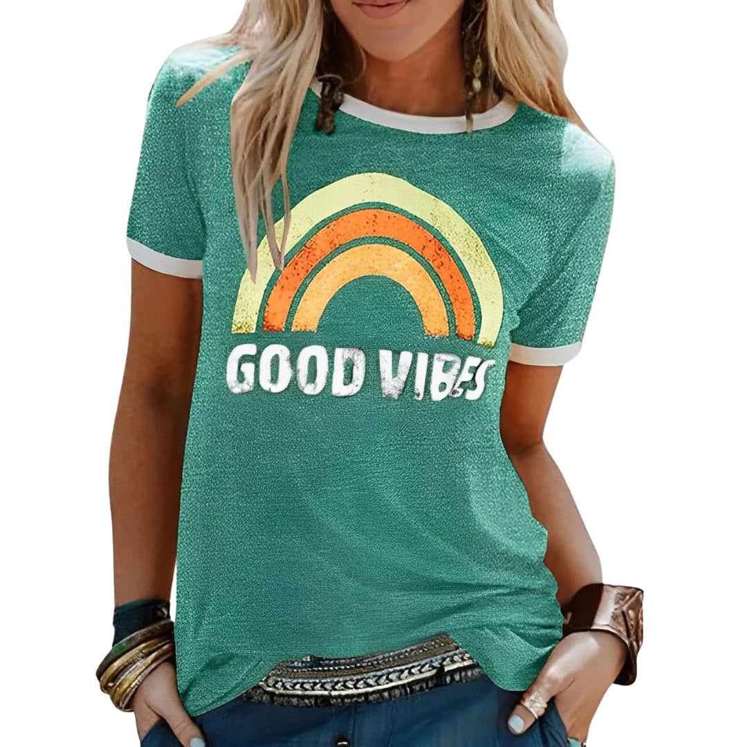 Trendy dame t-shirt med farverigt grafisk print, afslappet mode til sommer og hverdagsbrug.