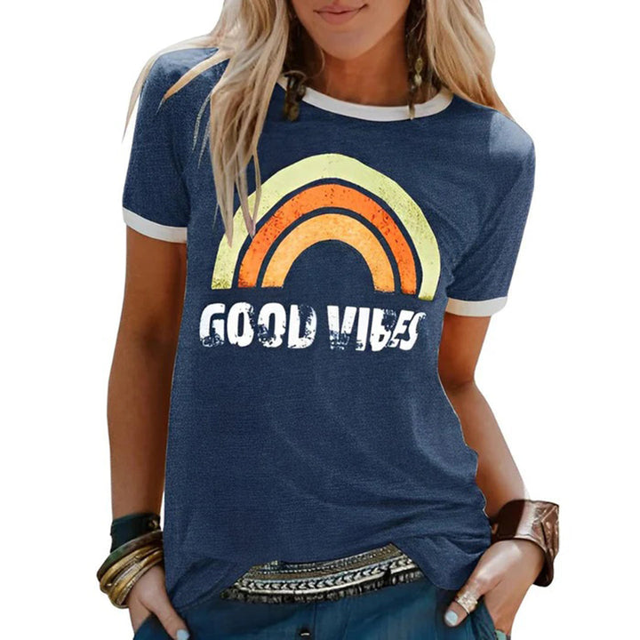 Farverig og stilfuld grafisk dame t-shirt, behagelig pasform, perfekt til afslappet sommerlook.