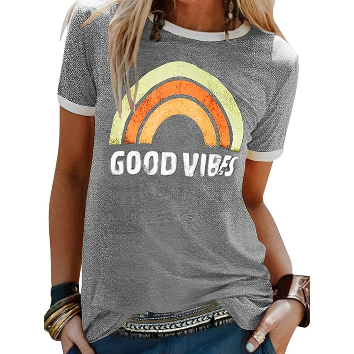 Blød grafisk t-shirt til kvinder med levende farver, ideel til afslappet mode og sommerdage.