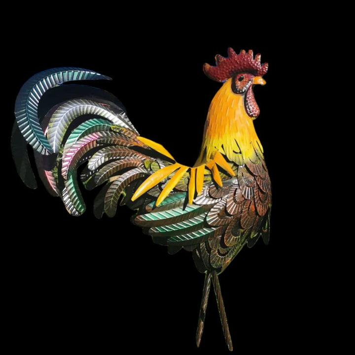 Farverig, vejrbestandig metal hane i 3D design. Håndmalet havekunst, en smuk udendørs havedekoration.