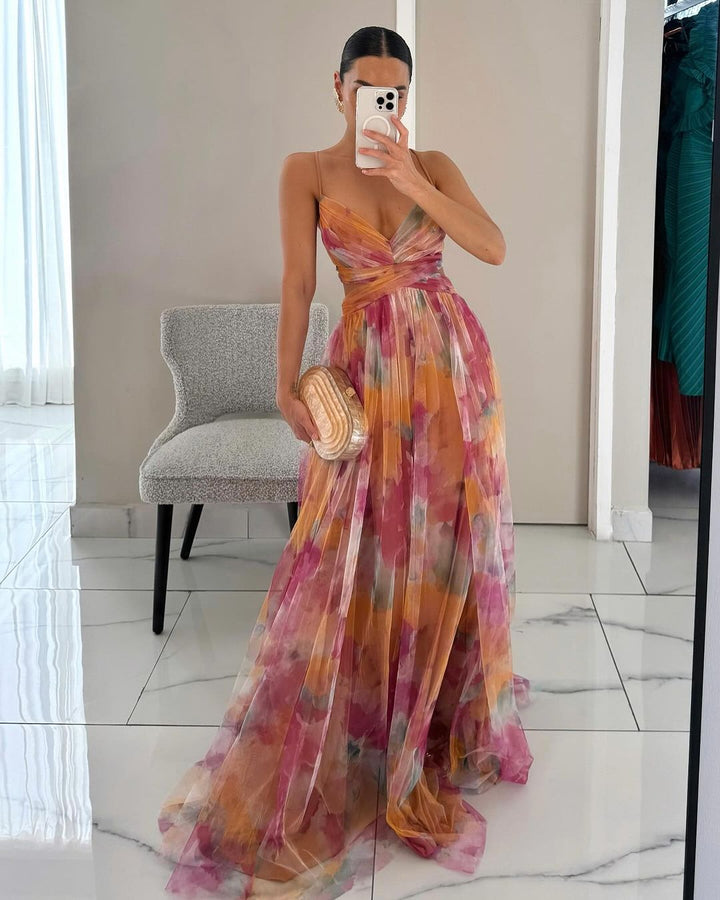 Farverig halterneck maxikjole i flydende chiffon til dame. Let og elegant sommerkjole.