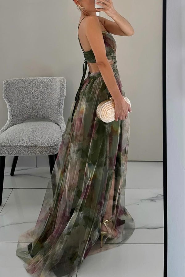 Nærbillede af farverig chiffon med flydende mønster på en elegant halterneck maxikjole til dame.