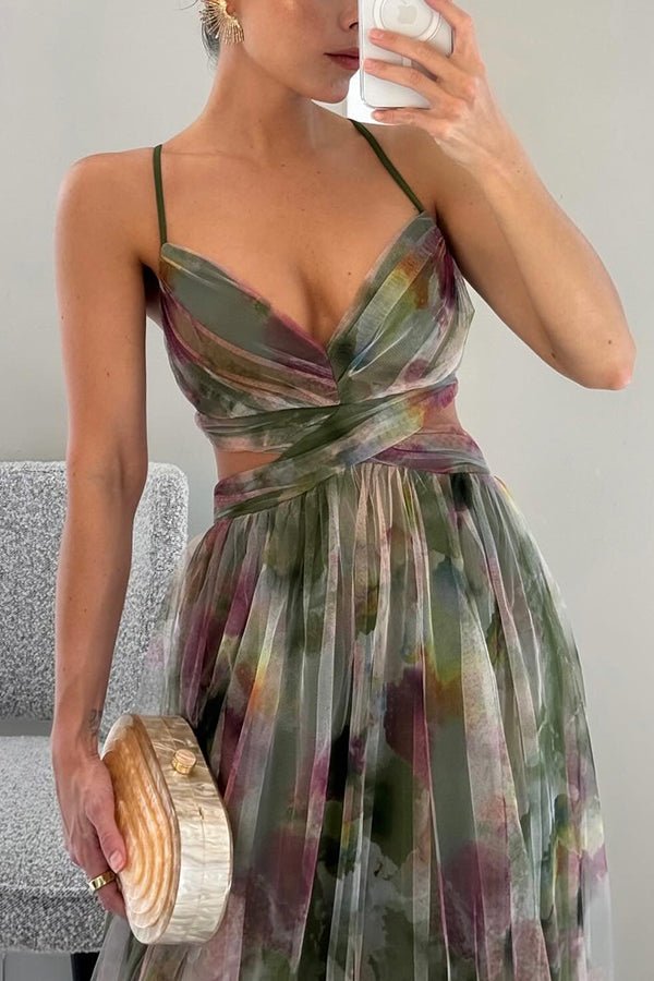 Dame går i en let, farverig halterneck chiffon maxikjole, der flagrer smukt i sommervinden.