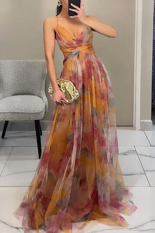 Dame halterneck kjole i farverig, flydende chiffon, en moderne og komfortabel maxikjole.