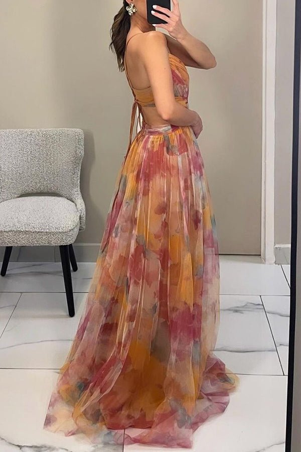 Levende farverig chiffon festkjole med elegant halterneck og langt, flydende snit til dame.