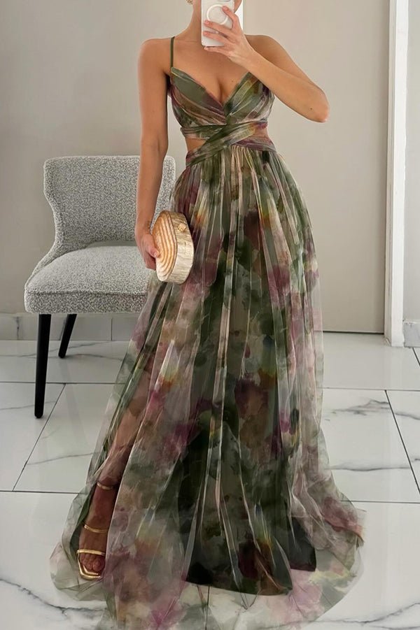 Smuk dame iført flydende, farverig halterneck maxikjole af chiffon, perfekt til varme dage.