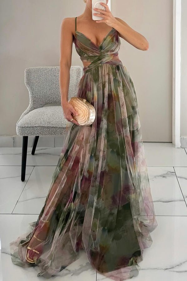Rygdetalje af elegant farverig halterneck kjole i chiffon med et smukt, flydende skørt.