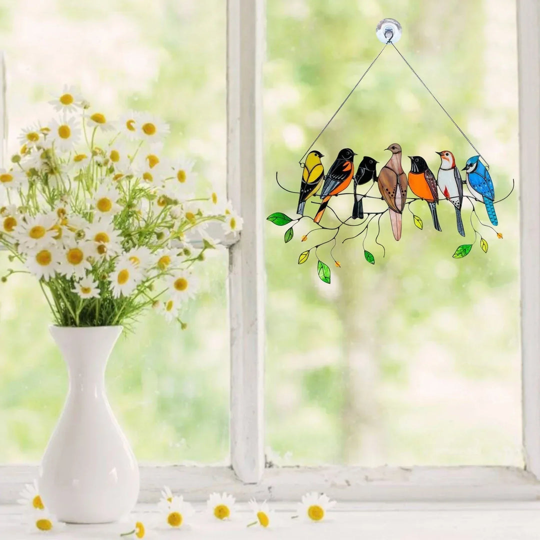 Detaljeret kunstværk af farvet glas med fuglemotiv, perfekt som vinduesudsmykning.