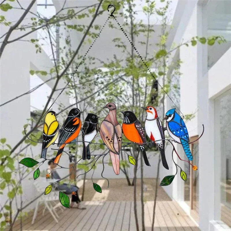 Elegant farverig solfanger med fugle i glas, ideel til at pynte vinduer og vægge.